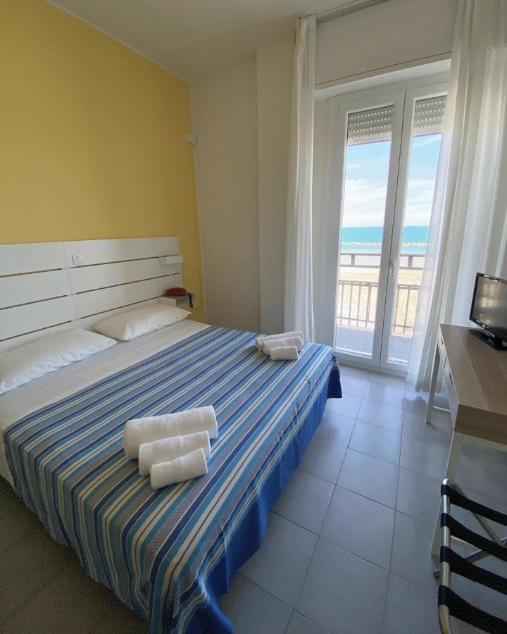 Hotel Flying Pesaro Exterior photo