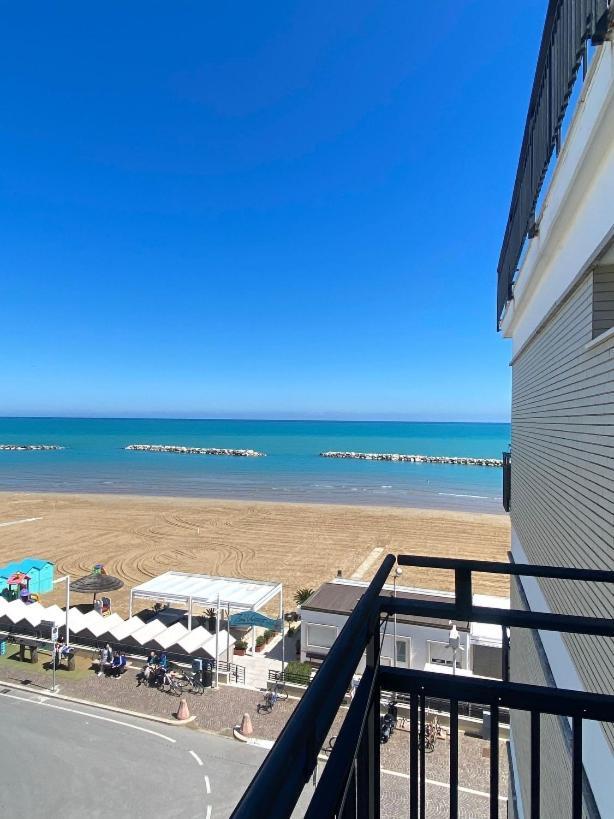 Hotel Flying Pesaro Exterior photo